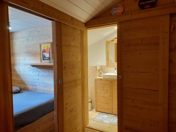 2 bedrooms, iron/ironing board