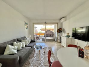TV - Beautiful flat with terrace near Croisette (Cannes)