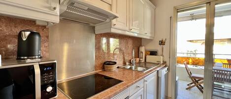 冷蔵庫、電子レンジ、オーブン、食器洗い機