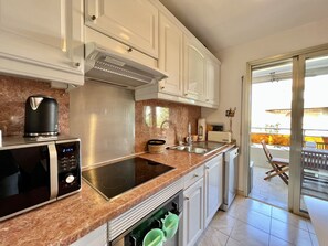 Fridge, microwave, oven, dishwasher - Beautiful flat with terrace near Croisette (Cannes)