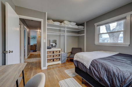 3 bedrooms, WiFi, bed sheets. Garden Creek Getaway
