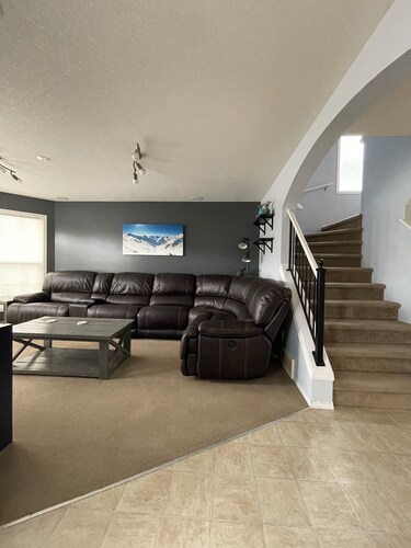 3 Bedroom House Located Close to Spruce Meadows!
