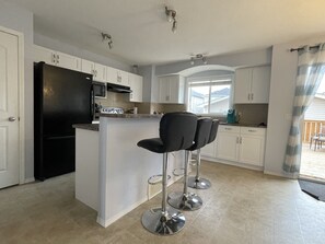 Frigorífico, microondas, horno y placa de cocina