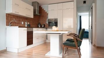 Apartment | Eigene Küche | Kühlschrank, Ofen, Herdplatte, Geschirrspüler