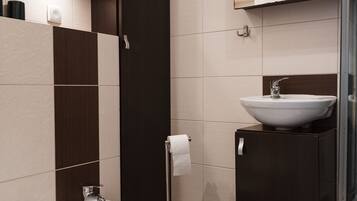 Apartment | Bathroom | Shower, hair dryer, towels