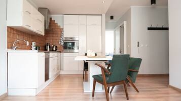 Apartment | Eigene Küche | Kühlschrank, Ofen, Herdplatte, Geschirrspüler