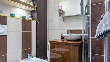 Bruser, hårtørrer, håndklæder