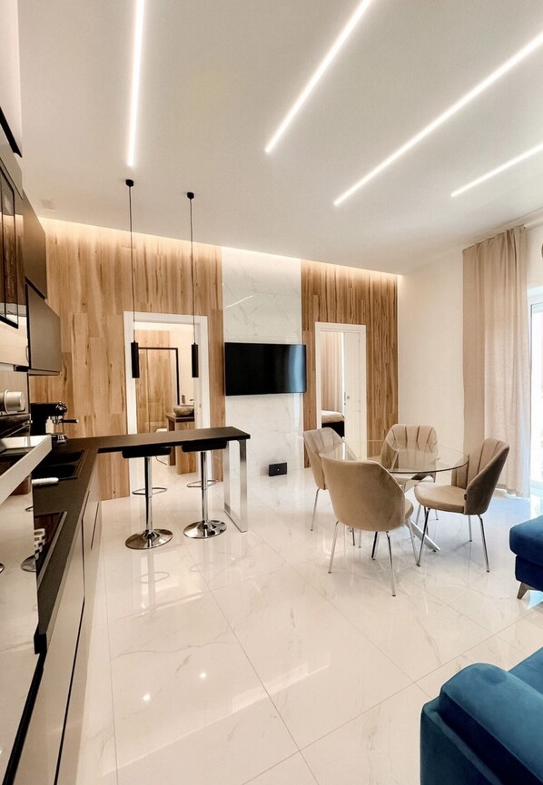 Kühlschrank, Mikrowelle, Ofen, Herdplatte