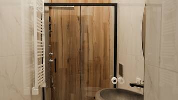 Dusche, Haartrockner, Bidet, Handtücher