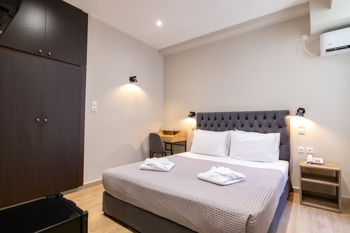 Hypo-allergenic bedding, minibar, desk, laptop workspace