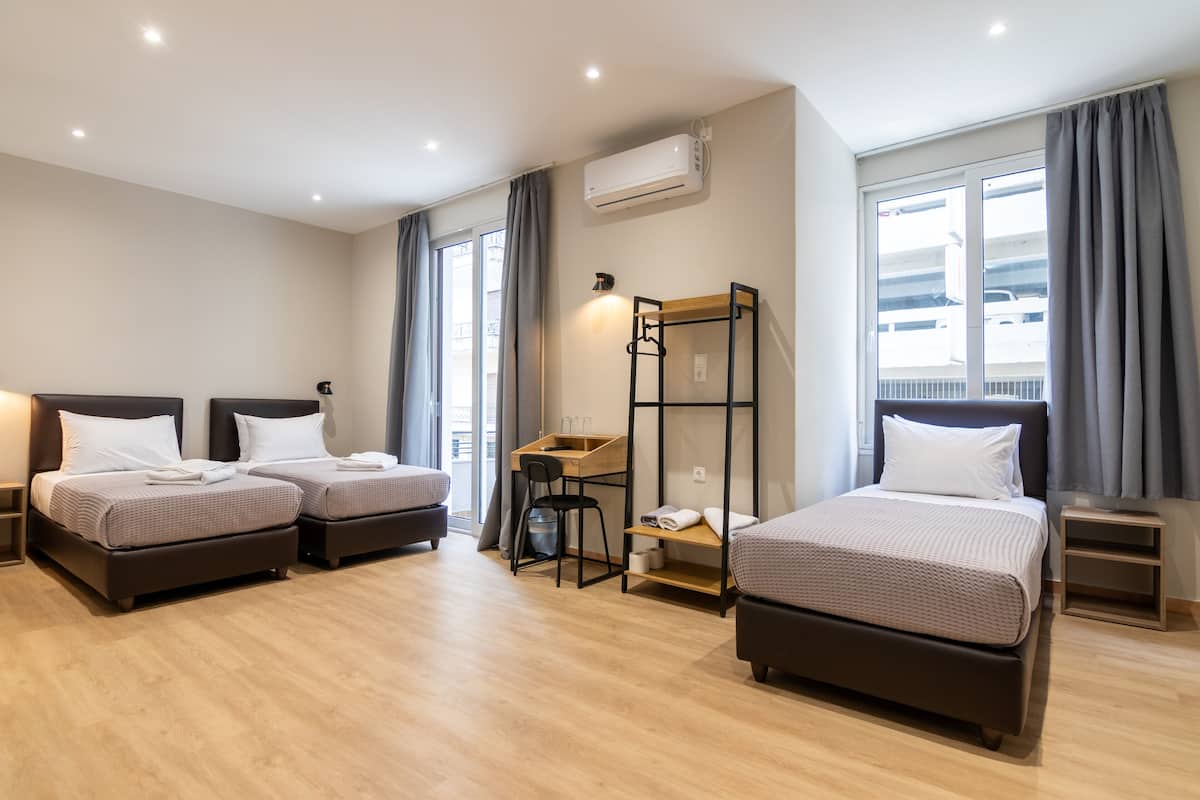 Hypo-allergenic bedding, minibar, desk, laptop workspace