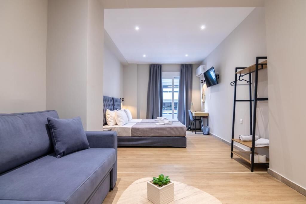 Hypo-allergenic bedding, minibar, desk, laptop workspace