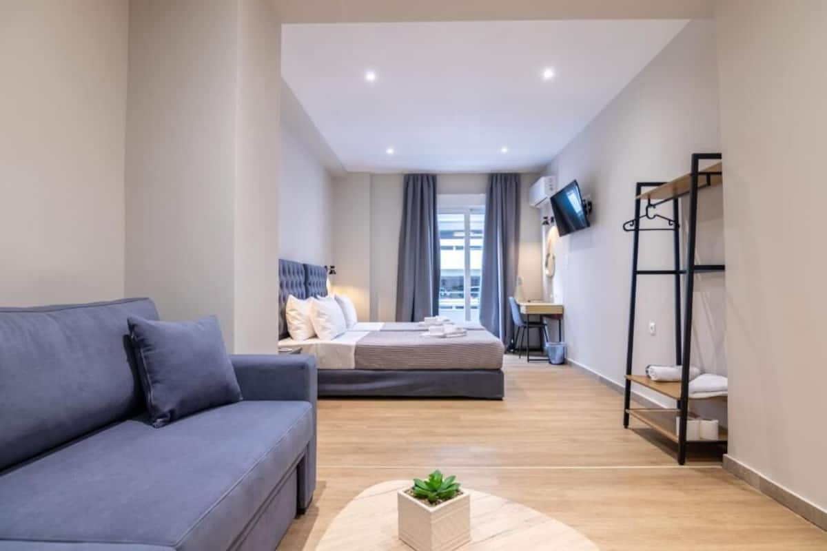 Hypo-allergenic bedding, minibar, desk, laptop workspace