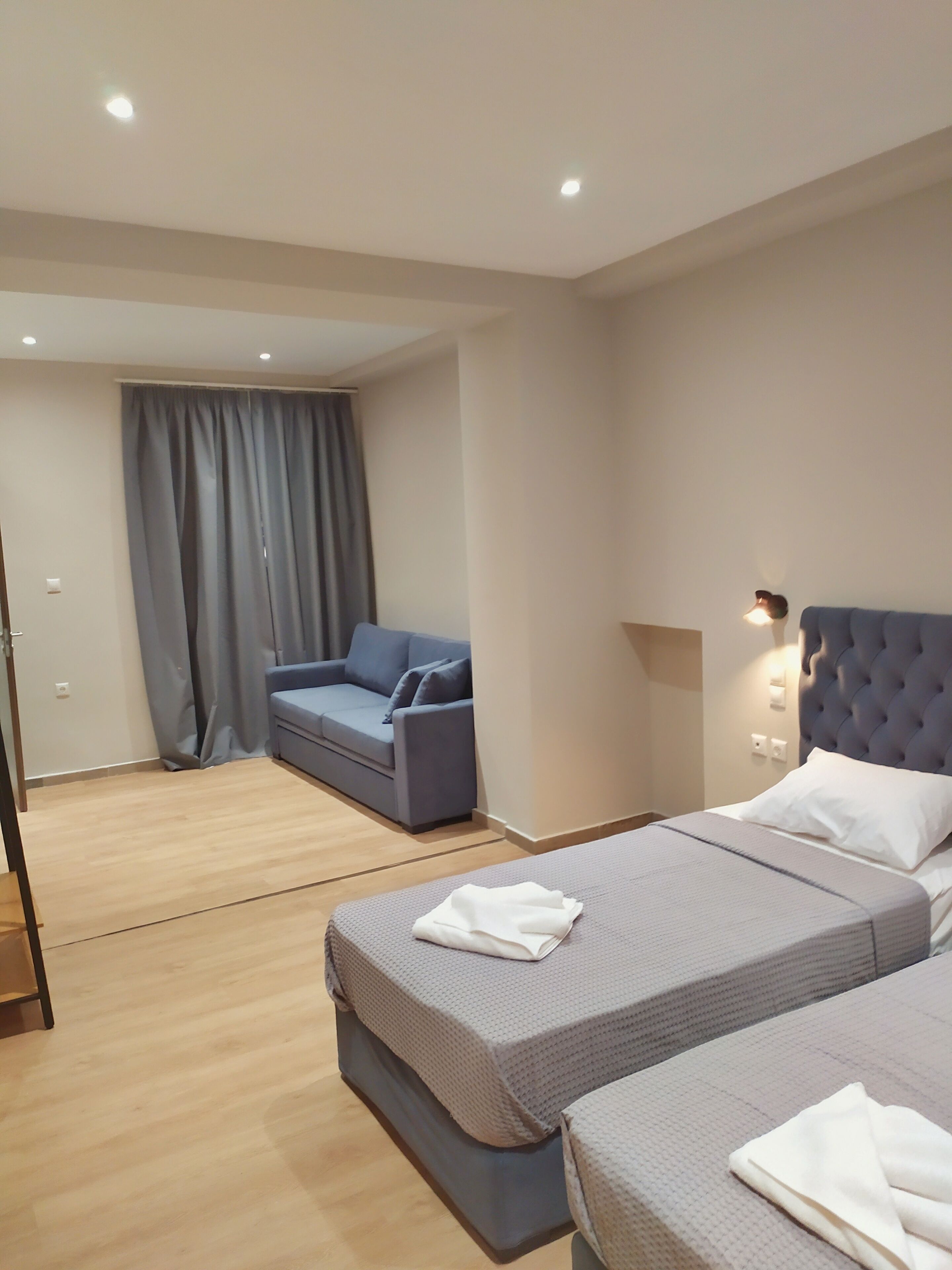Hypo-allergenic bedding, minibar, desk, laptop workspace