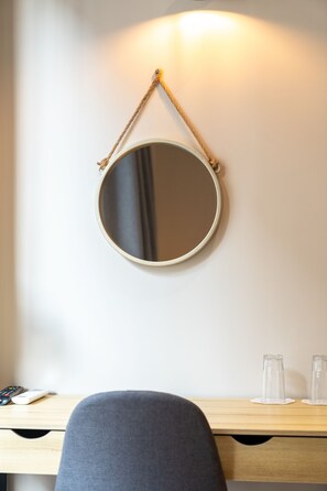 Hypo-allergenic bedding, minibar, desk, laptop workspace - New Amaryllis Hotel (Athens)
