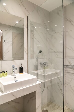 Chambre Quadruple Standard | Salle de bain