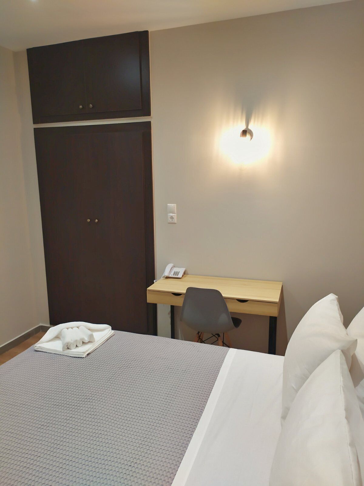 Hypo-allergenic bedding, minibar, desk, laptop workspace