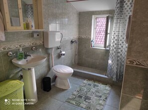 Doccia, asciugacapelli, asciugamani, sapone