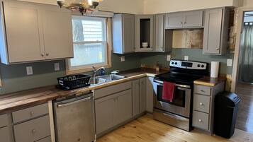 Kühlschrank, Mikrowelle, Ofen, Wasserkocher mit Kaffee-/Teezubehör