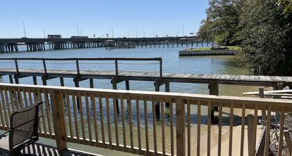 Water Front Oasis (4-Bedroom Home) - Pets Allowed by RedAwning