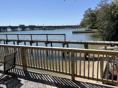 Water Front Oasis (4-Bedroom Home) - Pets Allowed by RedAwning