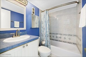 Bathroom - Direct Ocean Front View 7th floor (Daytona Beach)