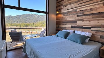 Deluxe Suite, 1 King Bed, Balcony, Mountain View | 1 bedroom, Egyptian cotton sheets, premium bedding, Select Comfort beds