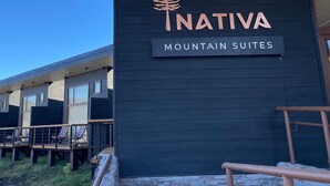 Un edificio con un letrero que dice "NATIVA MOUNTAIN SUITES".