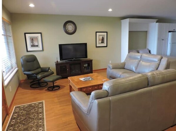 TV, fireplace, books - Vancouver Island Ocean Front Suite - Hike, Bike, Visit Wineries or Just Relax! (Crofton)