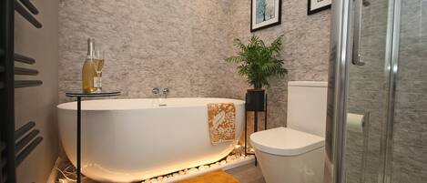 Douche, serviettes fournies, savon, shampoing