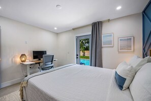 4 chambres, bureau, fer et planche à repasser, lit de bébé portatif