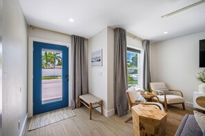 Smart-tv, böcker, en stereo och datorskärmar