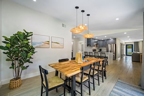 Dining - Sleeps 10 • Resort-Style Pool • 5 Mins to Beach (Seminole)