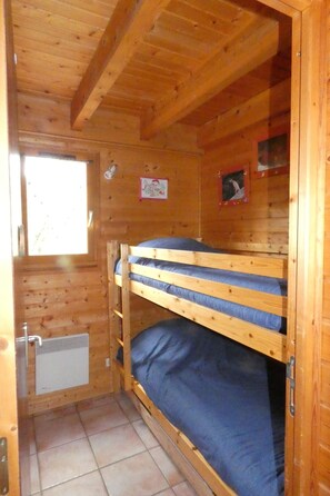 3 bedrooms, iron/ironing board, travel cot, free WiFi