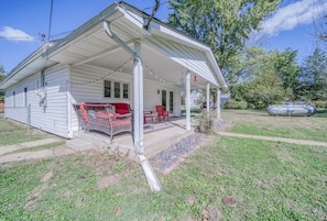 Terrace/patio - Cozy 2BR Retreat | Fenced Yard | Pet-Friendly (Saint James)