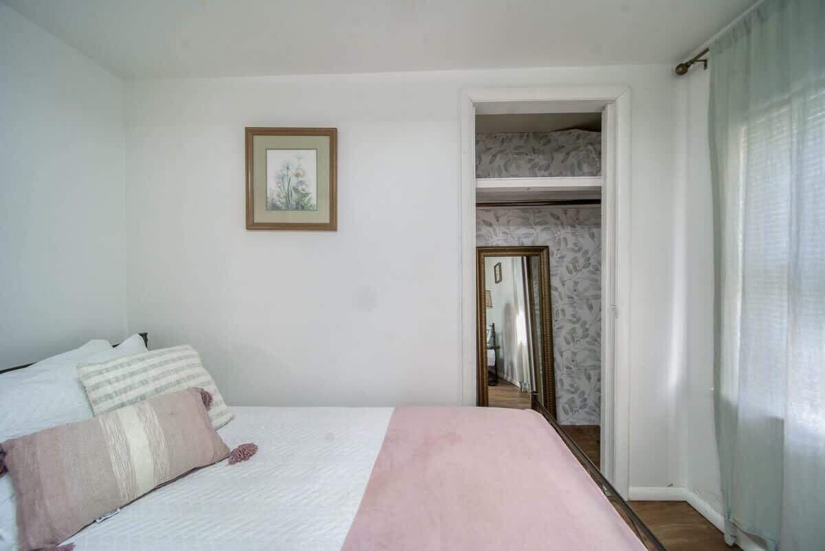 2 makuuhuonetta, työpöytä, silitysrauta/-lauta, ilmainen Wi-Fi