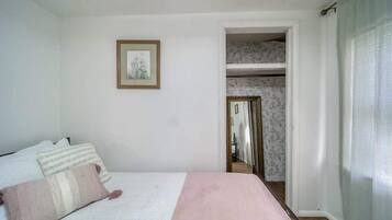 2 makuuhuonetta, työpöytä, silitysrauta/-lauta, ilmainen Wi-Fi