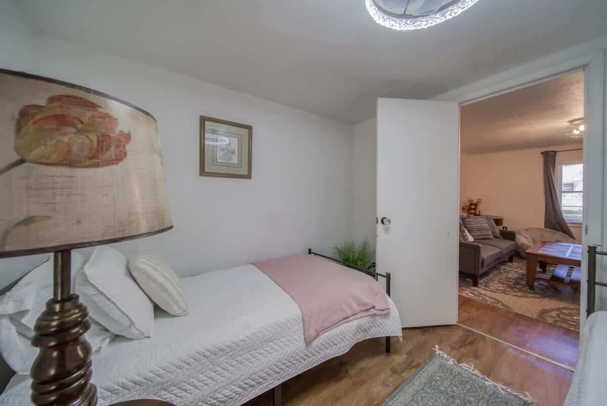 2 makuuhuonetta, työpöytä, silitysrauta/-lauta, ilmainen Wi-Fi