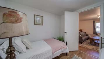 2 makuuhuonetta, työpöytä, silitysrauta/-lauta, ilmainen Wi-Fi