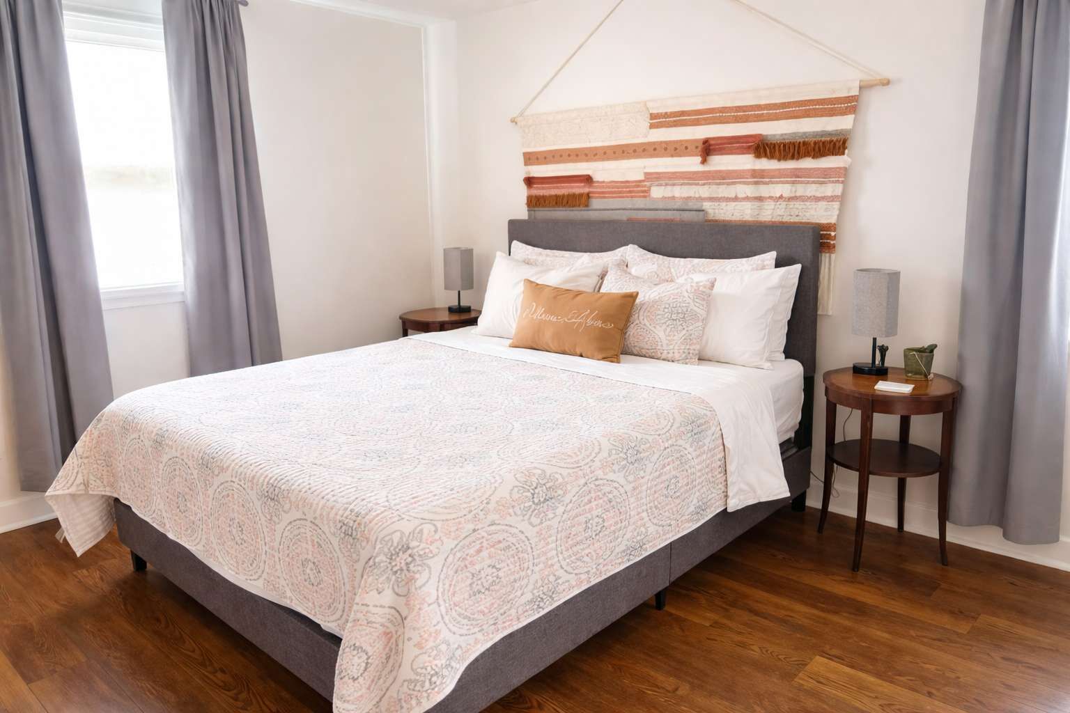 3 chambres, bureau, fer et planche à repasser, lit parapluie