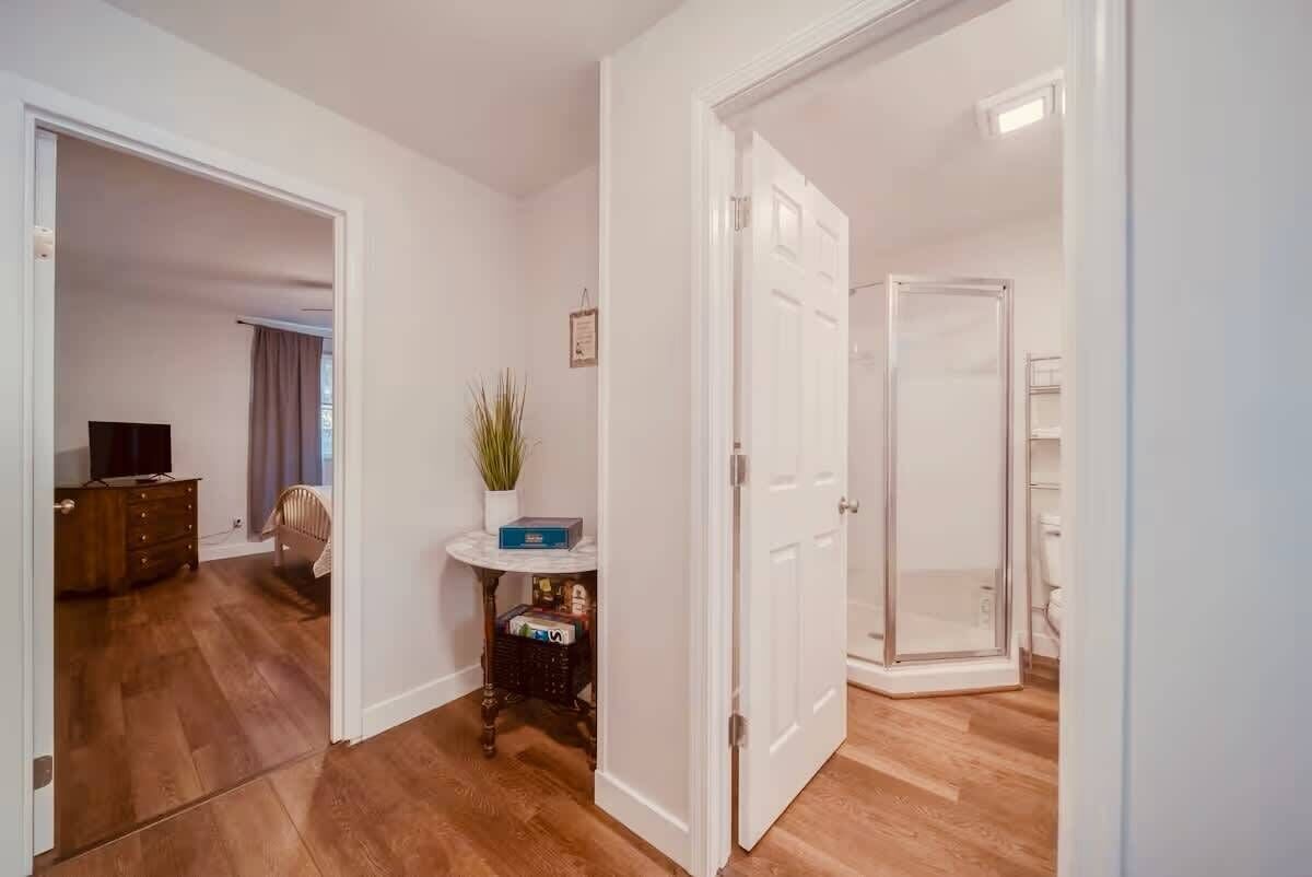 3 slaapkamers, een bureau, een strijkplank/strijkijzer, reisbedje