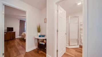 3 slaapkamers, een bureau, een strijkplank/strijkijzer, reisbedje