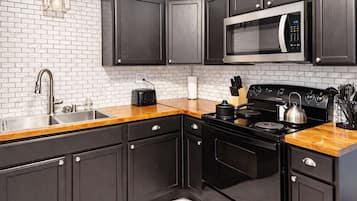 Een koelkast, een microgolfoven, een oven, een kookplaat