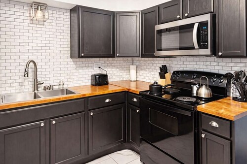 Spacious 3BR Retreat | Sleeps 6 | Near Downtown
