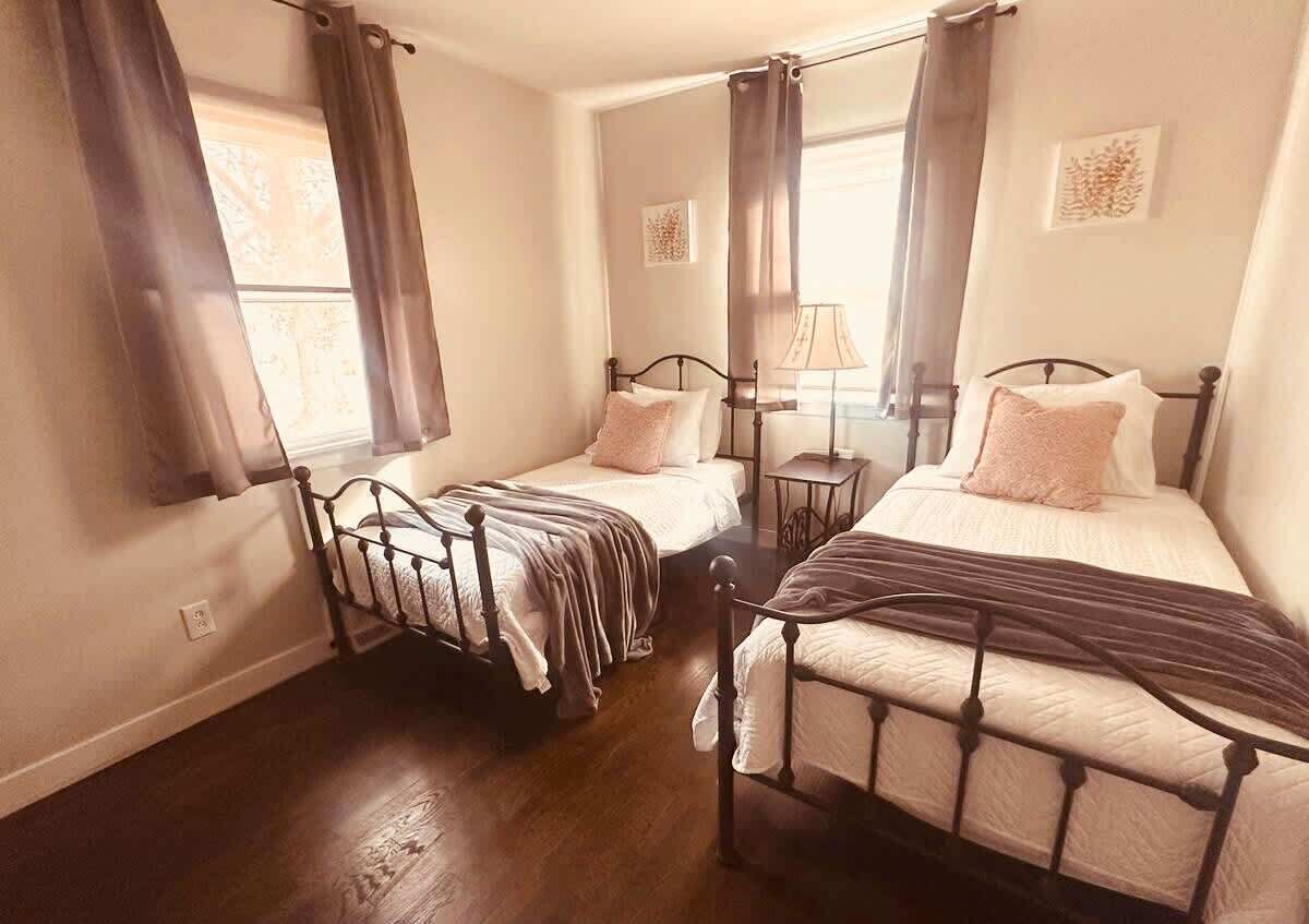 3 bedrooms, desk, iron/ironing board, travel cot