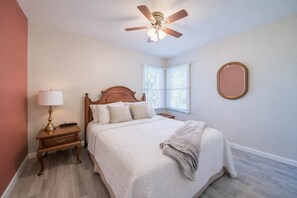 2 habitaciones, tabla de planchar con plancha y cuna de viaje 