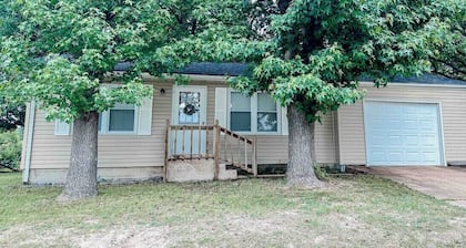 Cozy 2BR | Pet-Friendly | Garage Parking | Near Wineries & Route 66