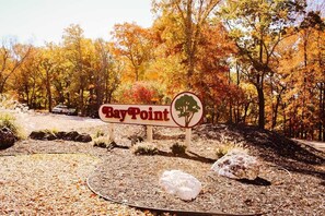 Property grounds - Lakefront 3BR/2BA Condo | Sleeps 8 | Osage Beach | Pool Access | Scenic Views (Osage Beach)