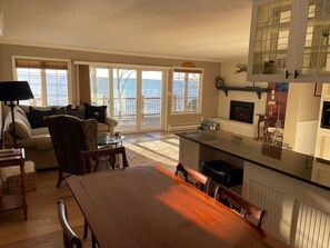 Smart-TV, Kamin, Bücher