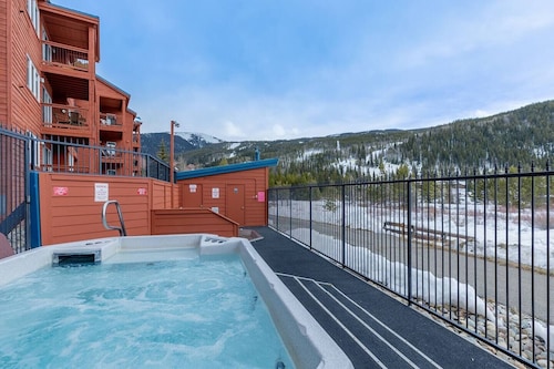 Panoramic Mountain Views/Hot Tub Access/Private Deck with Grill